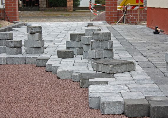 Auffahrt aus Betonpflaster (Germania antik im wilden Verband)<br />Einfassung aus Germania Antik Palisaden