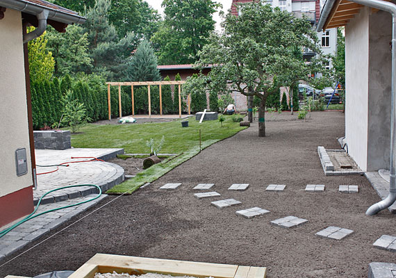 Terrasse, Sandkiste, Rollrasen, Pergola, Holzterrasse