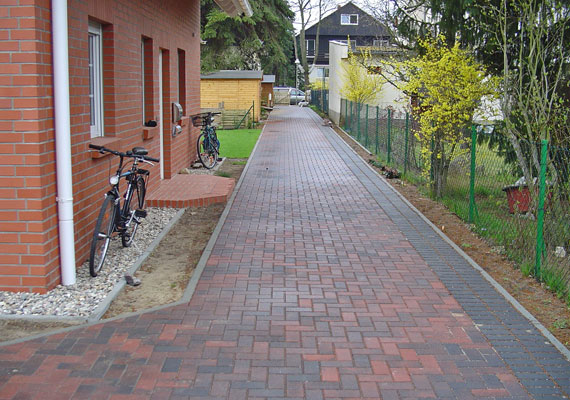 Auffahrt aus Betonrechteckpflaster (Herbstlaub)<br />Eingangspodest aus Klinker