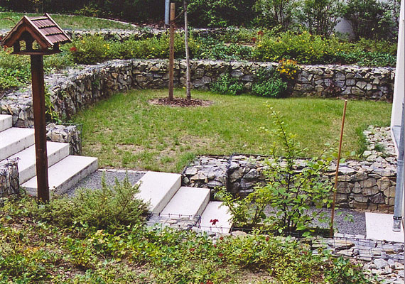 Gabionen als Böschungsabfang<br />Treppenanlage aus Betonblockstufen (Sandgestrahlt)
